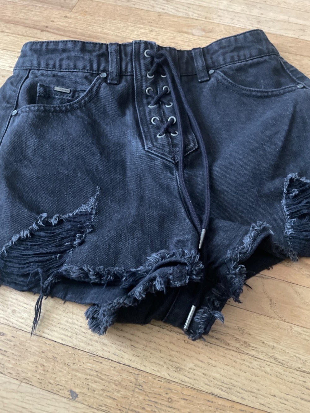 Short shorts - Picture 3 of 11